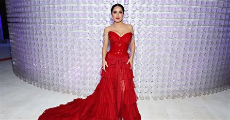 Salma Hayek Has Wardrobe Malfunction While Dancing in Her。